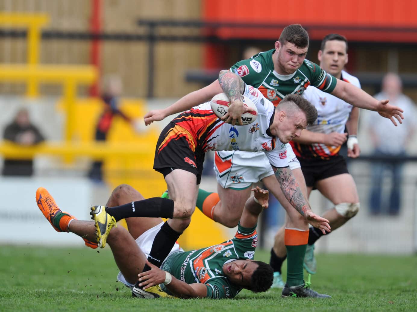 2015 - Dewsbury v Hunslet - Anthony Thackery breaks tackle